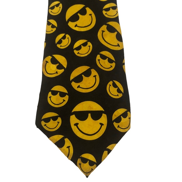 Smiley Face Novelty Tie - Picture 10 of 11